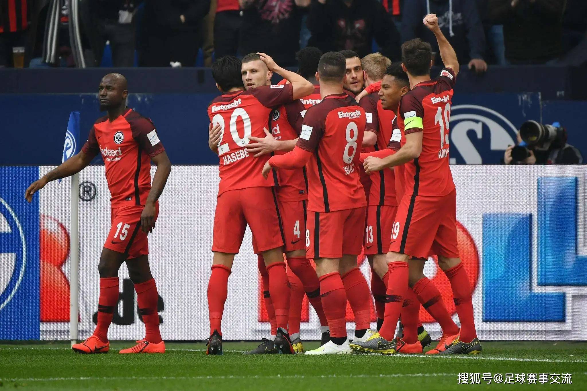 今日足球：巴塞罗那vs法兰克福 圣吉罗斯vs马赛